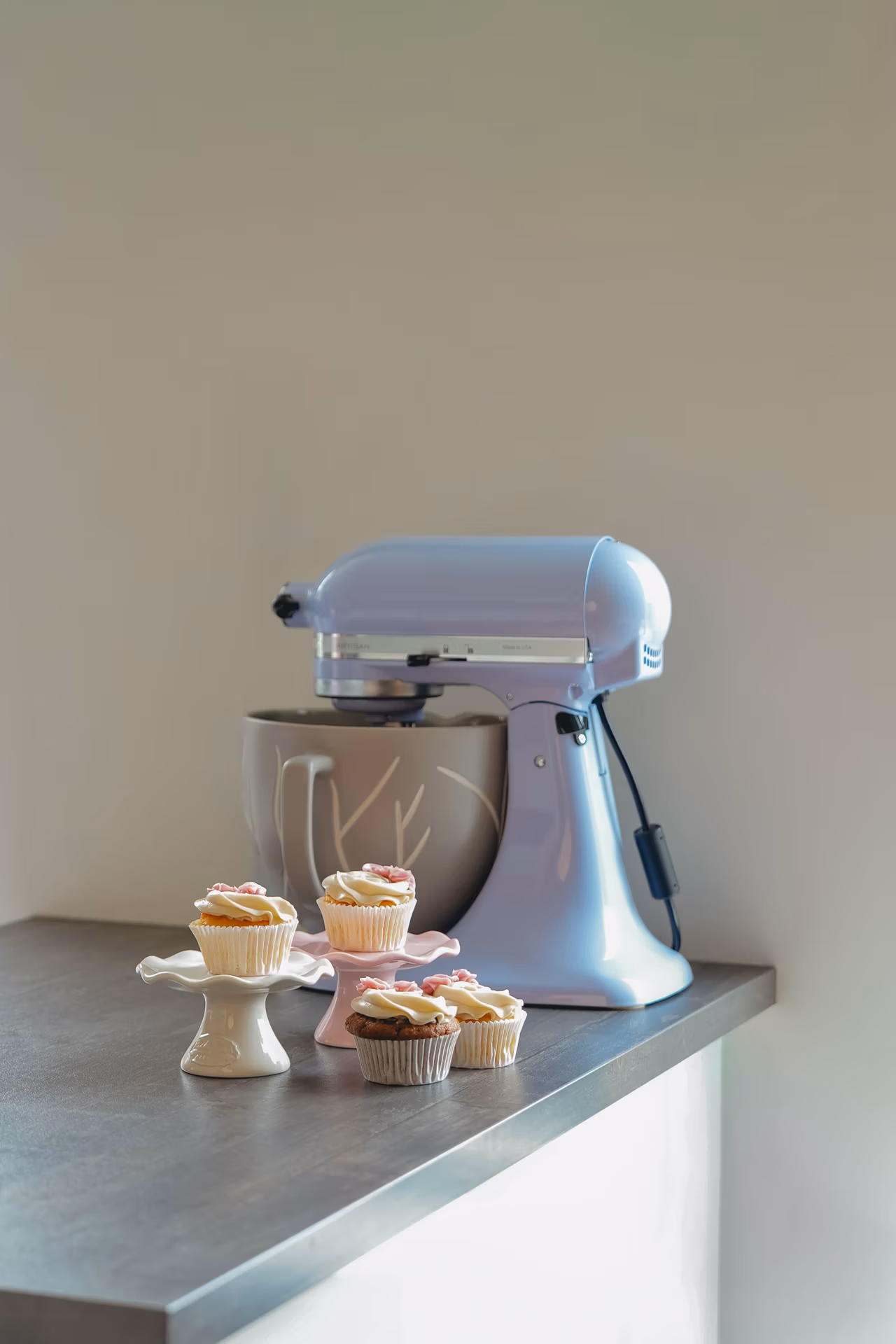 Cupcakes met witte botercrème‑bloemen op keramische standaards voor de lavendel KitchenAid mixer van Vera van Baksels van Vera.