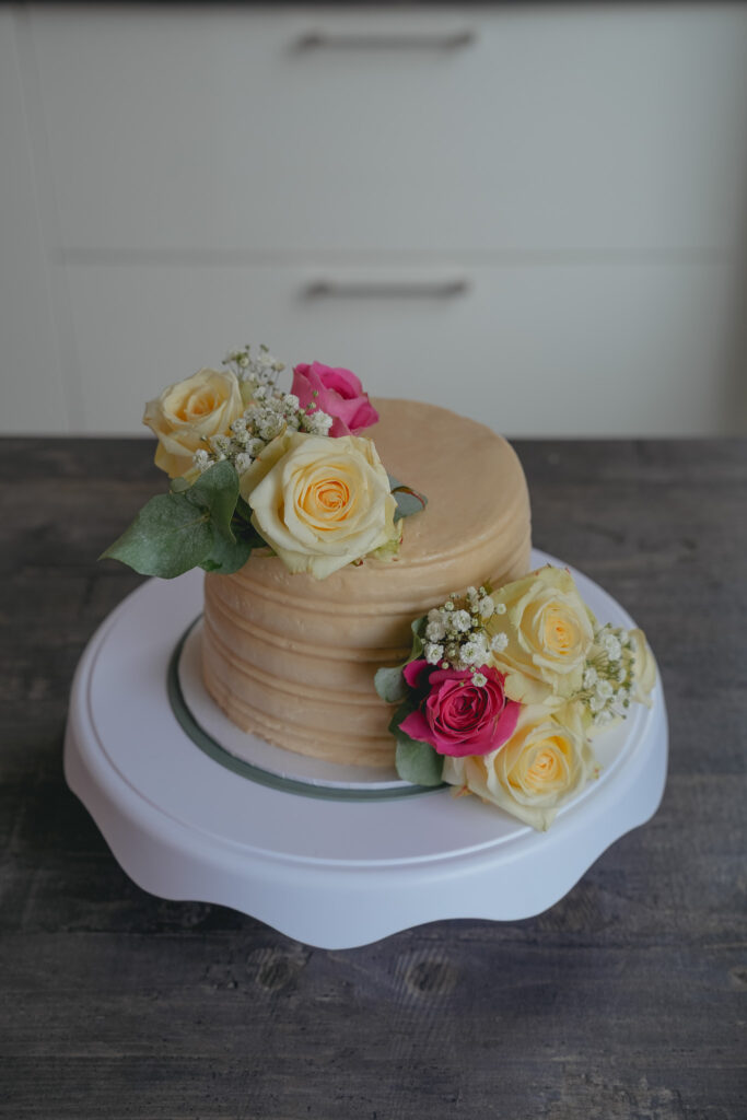 Simpele bruidstaart met rozen