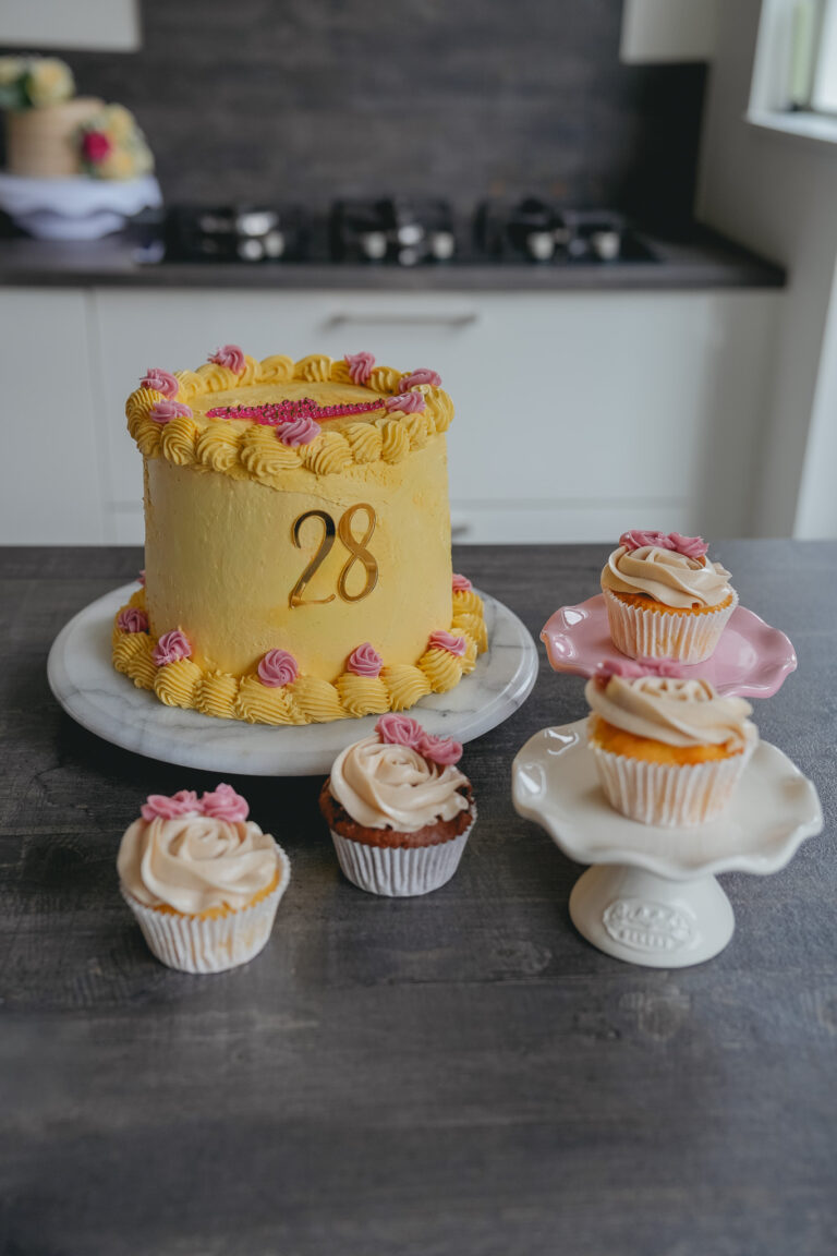 Gele taart met cupcakes