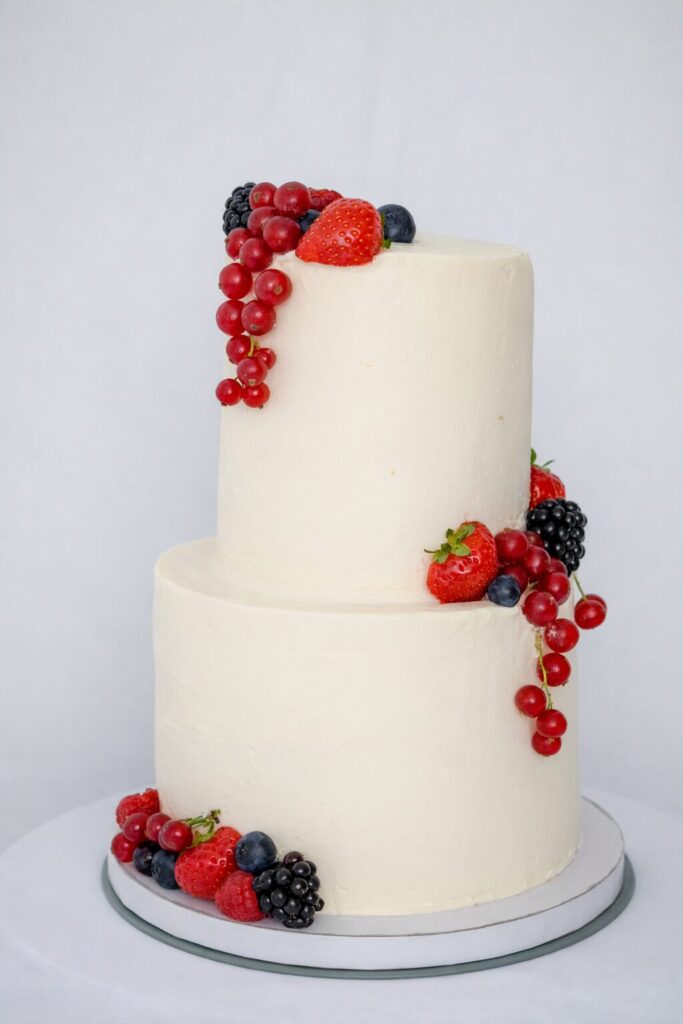 bruidstaart met zomers fruit