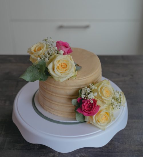 Simpele bruidstaart met rozen